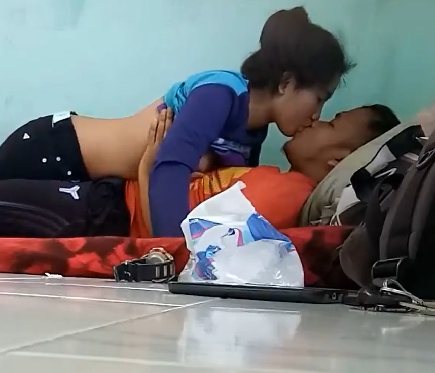 Bokep Indo Mahasiswi Asyik Selingkuh di Kostan Bersama Dosen